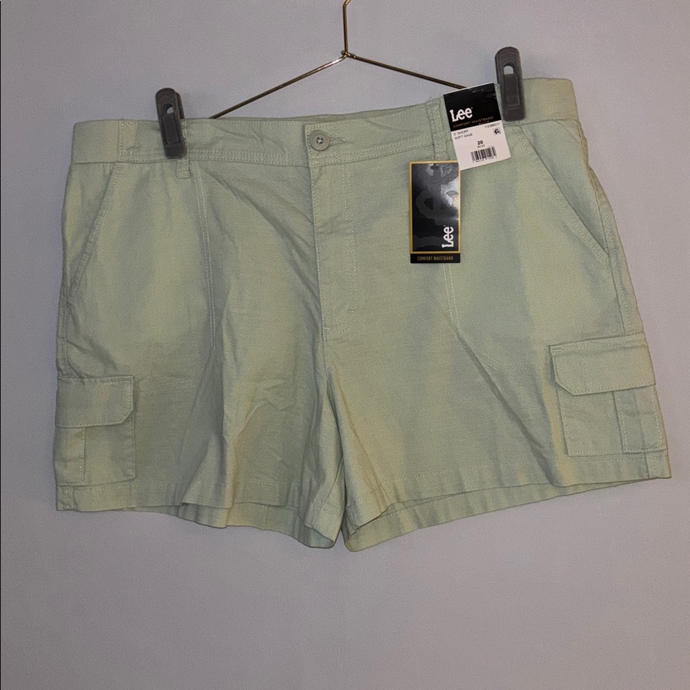 Lee Women’s Mid Rise Comfort Waist Cargo Shorts, Size 20, NWT